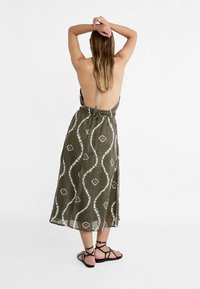 Stradivarius FLOWING PRINTED HALTER MIDI - Freizeitkleid - khaki
