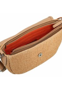 Sac bandoulière avec un extérieur tissé beige, des accents en cuir lisse, une doublure en tissu orange et une fermeture par bouton-pression argenté.