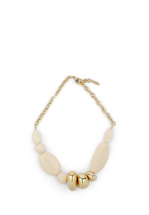 Perlekæde med cremefarvede ovale og runde perler med guldfarvede accenter, fastgjort til en guldkæde med lås.