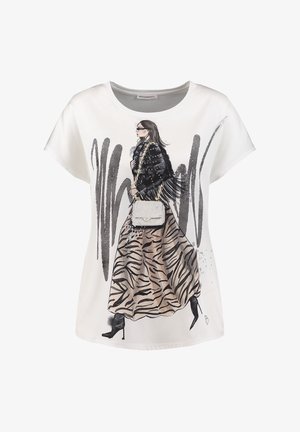 T-shirt blanc à manches courtes avec une illustration d'une femme portant une veste noire à franges et une jupe à motif zèbre.
