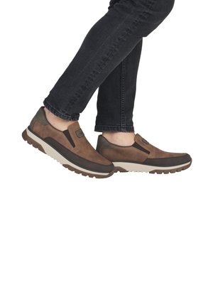 Chaussures marron à enfiler en cuir et en daim. Dotées d'une semelle en caoutchouc robuste avec un motif texturé. Accents contrastants près du talon.