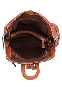 Mochila de cuero marrón con parte superior abierta, mostrando un gran compartimento principal, un bolsillo interior con cremallera y bolsillos más pequeños dentro.