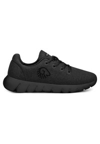 Chaussures de sport noires en tissu texturé, avec un bout rond, des lacets ronds et une semelle en caoutchouc avec un motif en vagues.