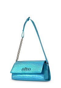 Sinisen keinonahkaisen käsilaukun, jossa on krokotiilinnosteen pinta, hopeinen ketjusolka ja läppälukitus, etuosassa on metallinen brändilogo.