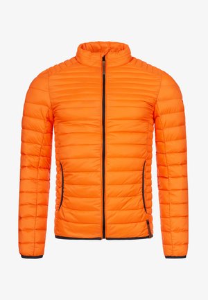 Oranger Puffer-Jacke mit Stehkragen, vertikal gestepptem Design, zwei Seitentaschen und einem Frontreißverschluss mit dunklen Akzenten.