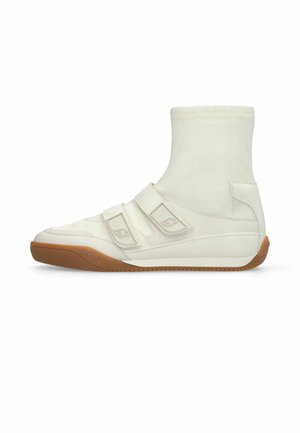 Baskets blanches montantes avec deux sangles réglables et semelle en caoutchouc marron, vues de profil sur fond blanc.