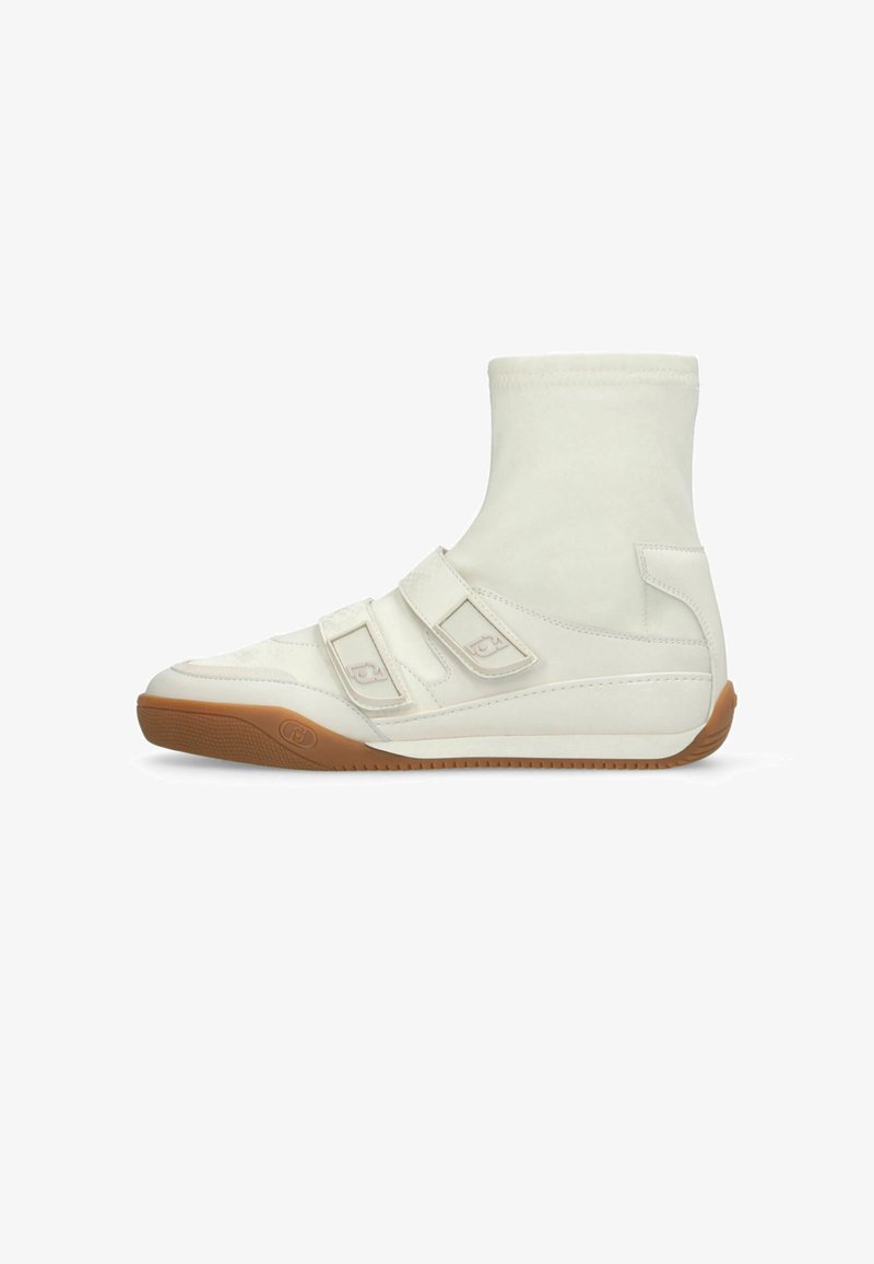 Baskets blanches montantes avec deux sangles réglables et semelle en caoutchouc marron, vues de profil sur fond blanc.