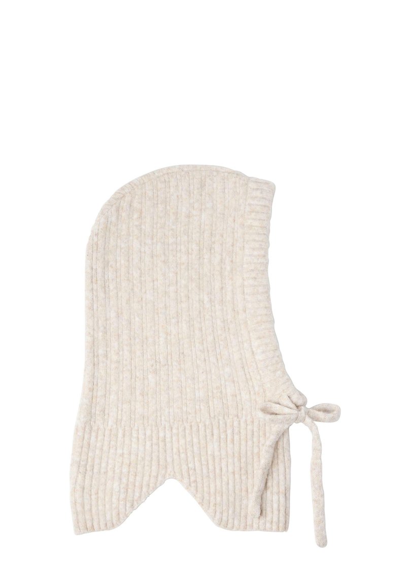 Cappello in maglia beige a coste con parte superiore arrotondata e lacci ai lati, caratterizzato da una texture morbida e un design a punta nella parte inferiore.