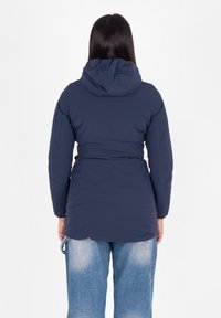 Giacca isolante blu navy con cappuccio, vita regolabile con cintura e polsini elasticizzati, caratterizzata da una texture liscia e un taglio all'altezza dei fianchi.