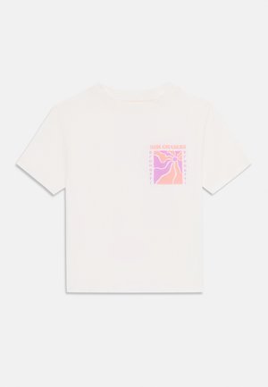 T-shirt en coton blanc à manches courtes, présentant un graphique carré coloré avec des lignes abstraites et le texte "SUN CHASERS" sur la zone du côté gauche de la poitrine.