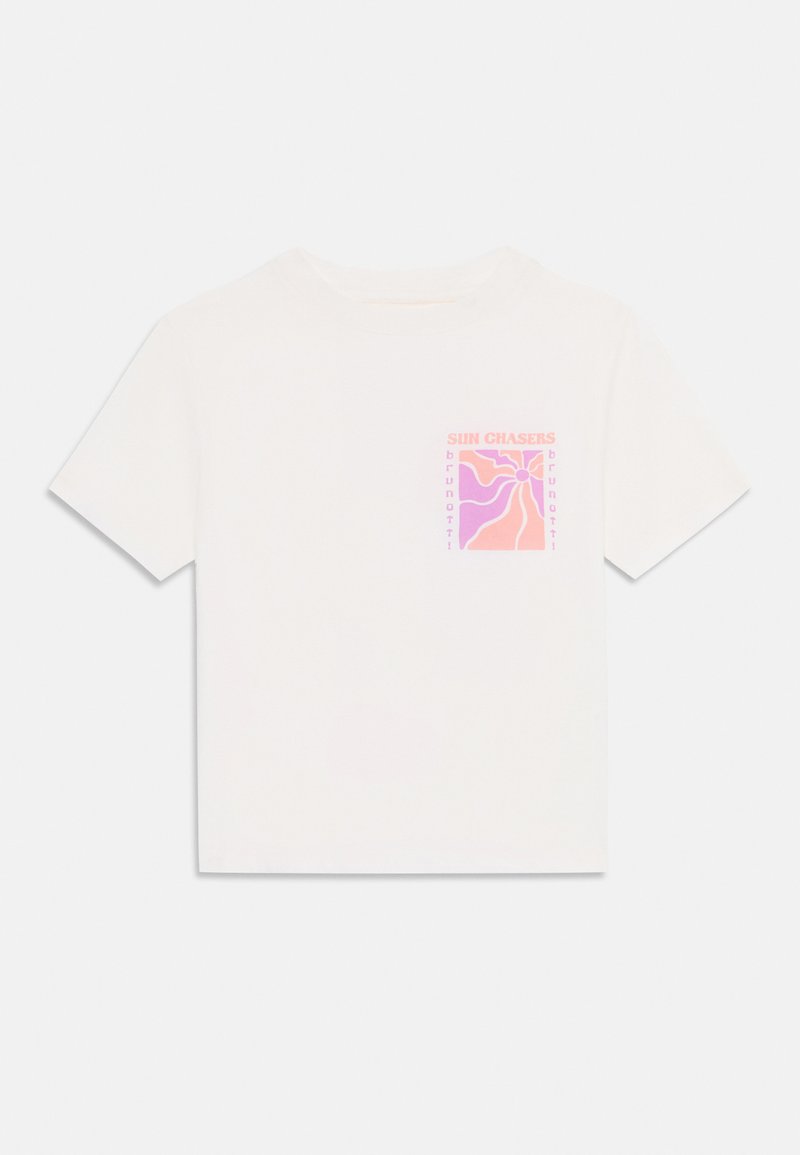 Λευκό κοντομάνικο T-shirt από βαμβάκι με πολύχρωμο τετράγωνο γραφικό που περιλαμβάνει αφηρημένες γραμμές και το κείμενο "SUN CHASERS" στην αριστερή περιοχή του στήθους.