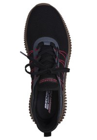 Schwarzer Sportschuh aus Netzmaterial mit roten und grauen Akzenten. Verfügt über eine abgerundete Spitze, Schnürverschluss und eine strukturierte Gummisohle.