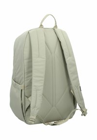 Zaino verde chiaro realizzato in tessuto con retro e spallacci imbottiti. Presenta una maniglia superiore e tasche laterali. Motivo a rombi sul pannello posteriore.