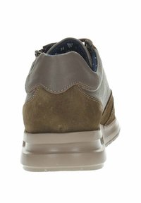 Sneaker in suede e pelle marrone con superficie testurizzata, accenti grigi e suola imbottita, caratterizzata da un design con retro arrotondato.