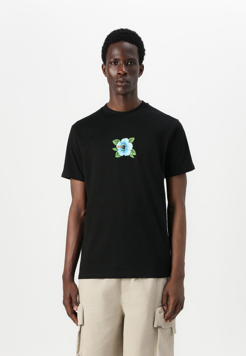 Sort bomulds T-shirt med et blomsterdesign med blå kronblade og grønne blade på brystet. Klassisk rund halsudskæring, korte ærmer.