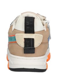 Schoen met een beige suède bovenwerk, witte accenten en een kleurrijk gestreept ontwerp. Voorzien van een zwarte trekband en een oranje zool.