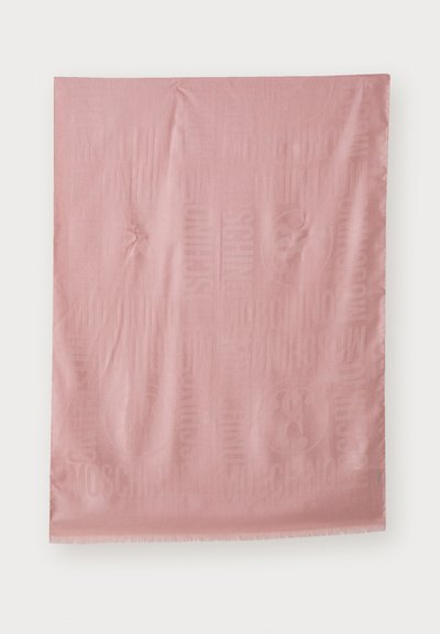 Tissu rose avec des motifs répétitifs subtils de texte "MOSCHINO" et de logos ronds, texture lisse avec de légères rides, replié aux bords.