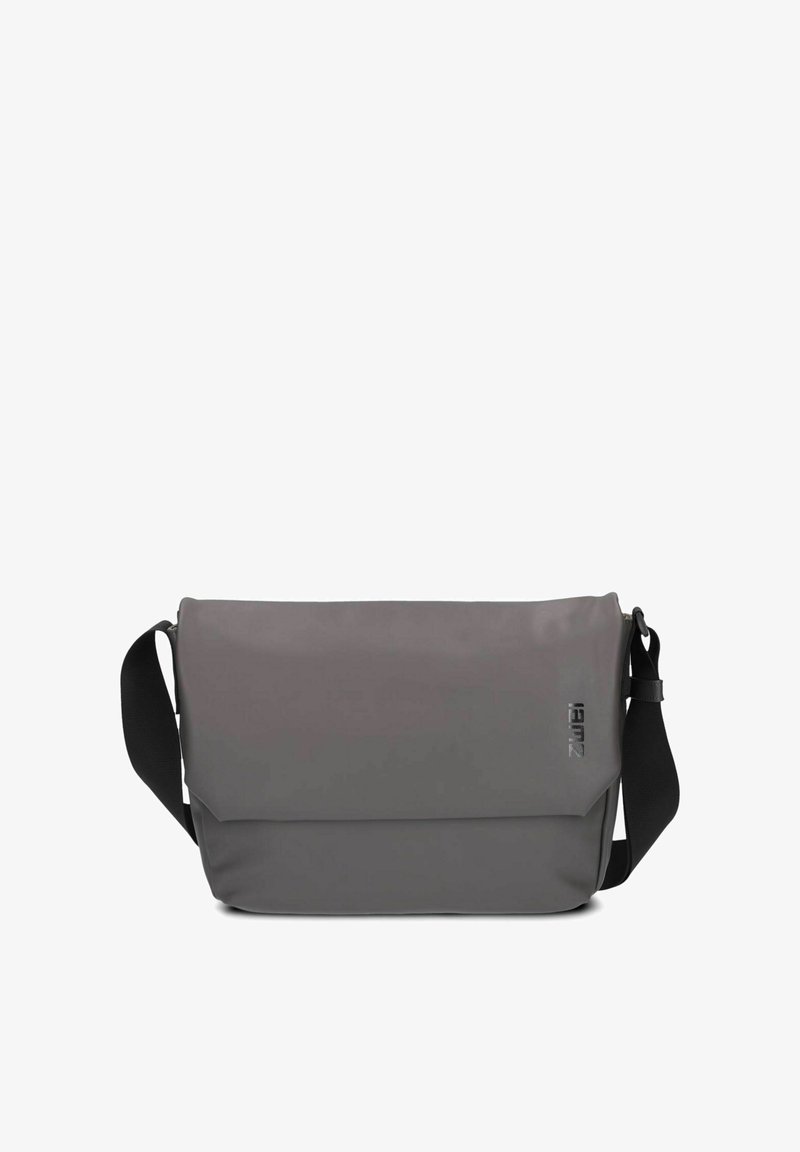 Borsa a tracolla grigia con una finitura liscia e opaca. Presenta un cappuccio pieghevole, una tracolla regolabile e un branding sottile sul davanti.