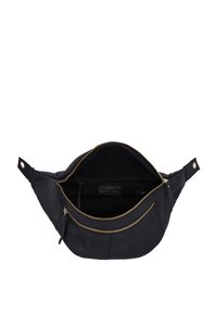 Schwarze Bauchtasche mit offenem Hauptfach und vorderer Reißverschlusstasche, goldfarbenen Reißverschlüssen und Druckknöpfen an den verstellbaren Seitenriemen.