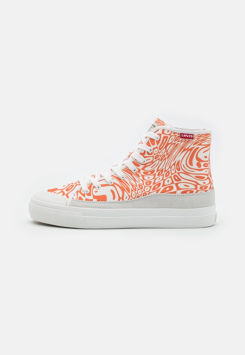 Basket montante à semelle blanche, motif abstrait orange et blanc audacieux, lacets blancs et petite étiquette rouge avec logo Levi's près de la cheville.