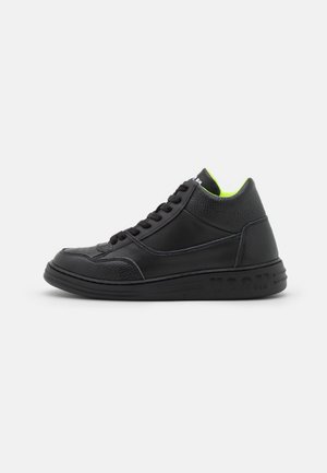 Baskets montantes noires en cuir avec des accents texturés, dotées d'un col vert néon, de lacets plats et d'un logo embossé sur la semelle.