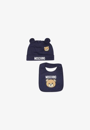 Berretto in cotone blu navy con orecchie da orso e design stampato di faccia di orso; bavaglino coordinato con grafica di orso e logo Moschino.