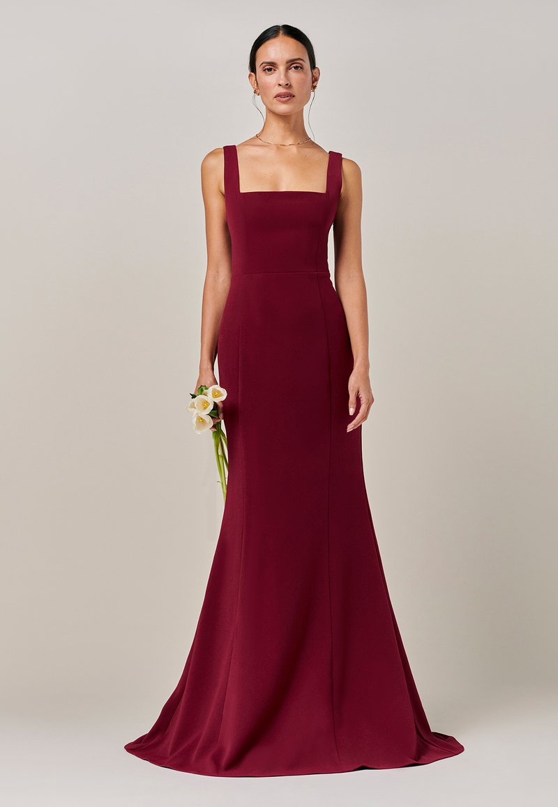 Bordo obleka do tal z kvadratnim izrezom in oprijetim trupom, izdelana iz gladkega blaga, z razširjeno krilce in minimalističnimi detajli.