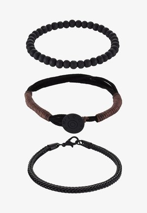 Három karkötő: egy fekete fabetétes karkötő, egy szőtt barna és fekete zsinór karkötő gombbal, és egy fonott fekete bőrkarkötő klippel.