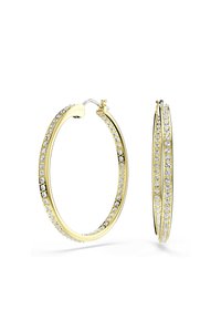 Pendientes de aro en tono dorado con una fila de piedras de strass claras a lo largo del borde, forma redonda y un cierre articulado para mayor seguridad.