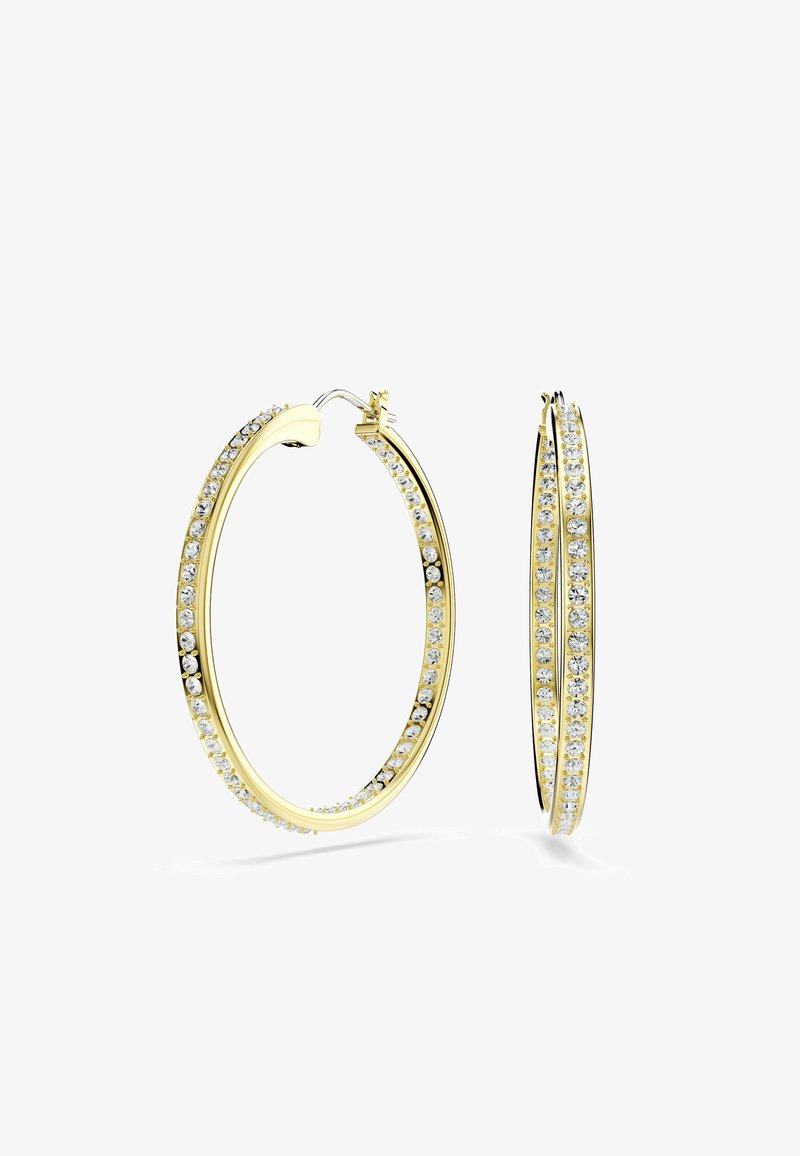 Pendientes de aro en tono dorado con una fila de piedras de strass claras a lo largo del borde, forma redonda y un cierre articulado para mayor seguridad.