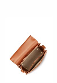 Braune Lederhandtasche mit glatter Textur, offenem Oberteil, zwei internen Fächern und Druckknopfverschluss.