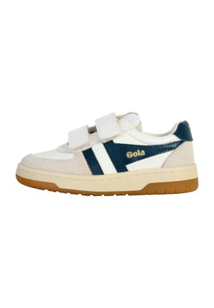 Baskets blanches et marines avec des bandes Velcro, présentant une tige en daim et cuir, un bout rond et une semelle en gomme. Détails du logo en or.