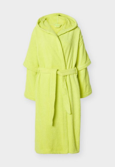 Peignoir à capuche vert citron doux avec manches longues et ceinture à la taille, présenté sur un fond clair uni.