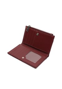 Portafoglio in pelle bordeaux con più scomparti per carte, una tasca trasparente per l'ID e un compartimento con zip, caratterizzato da una texture liscia e chiusura a scatto.