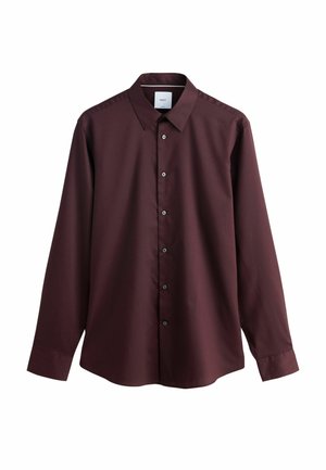 Męska koszula z długim rękawem, zapinana na guziki, w ciemnym burgundzie, z szpiczastym kołnierzykiem i siedmioma widocznymi guzikami z przodu.