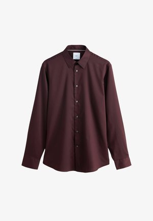 Herrskjorta med lång ärm i mörk burgund med spetsig krage och sju synliga knappar fram.