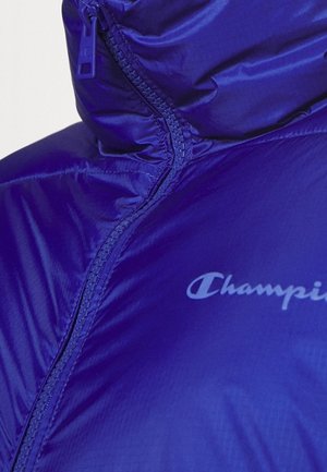 Nahaufnahme einer blauen Champion-Jacke mit Reißverschluss und sichtbarem Kapuzennahtdetail.