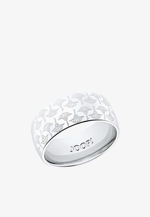 Anello in argento caratterizzato da un intricato motivo di foglie, superficie liscia e marchio inciso all'interno.