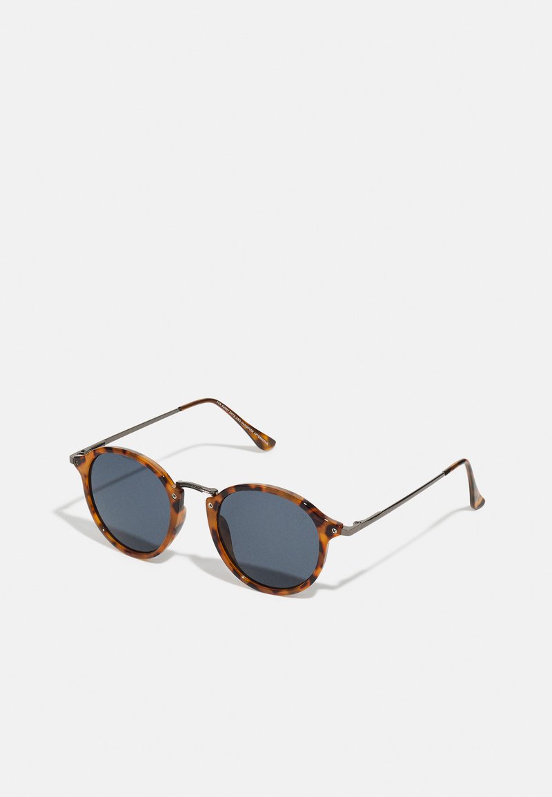Ochelari de soare rotunzi cu ramă din material tartan, lentile de un albastru închis și brațe subțiri din metal, având un finisaj neted și detalii subtile.