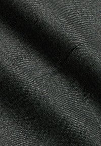 Dunkelgrauer Stoff mit strukturierter Webart, der dezente Schattierungen und eine glatte Oberfläche aufweist. Durch Licht erleuchtet, wodurch sanfte Highlights entstehen.