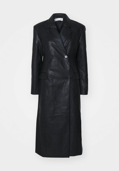 Schwarze Lederjacke mit doppeltreihigem Design, Reverskragen, Fronttaschen und einer glatten Textur. Vollständig in Länge und mit gerader Silhouette.