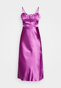 Robe de soirée en satin de couleur magenta vif. Elle présente des bretelles spaghetti réglables, un buste froncé, et une silhouette lisse et ajustée avec une fente latérale.