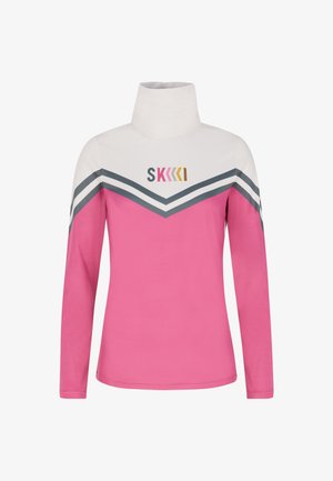 Langarm, mock-neck top in roze met witte en grijze chevronstrepen. Bevat het merkembleem "SKKIK" in roze en goud. Gemaakt van een gladde stof.
