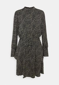 Robe noire à manches longues avec un motif de points blancs irréguliers, taille cintrée avec ceinture à nouer, et jupe à volants superposés.