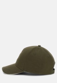 Olivengrøn baseballcap med en buet skygge, justerbar rem bagpå og broderet logo på fronten. Glat bomuldsstof.