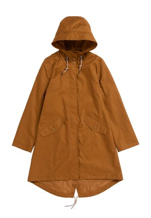 Bruine regenjas met capuchon, knoopsluiting, een taillekoord en twee klepzakken aan de voorkant, met een langere zoom aan de achterkant.