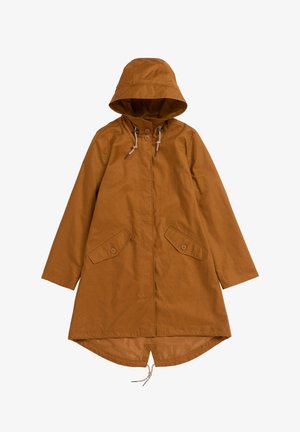 Bruine regenjas met capuchon, knoopsluiting, een taillekoord en twee klepzakken aan de voorkant, met een langere zoom aan de achterkant.