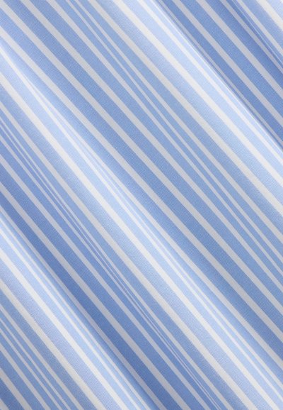 Tissu rayé bleu clair et blanc avec des lignes diagonales, texture lisse et motif constant tout au long.