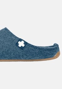 Blaue Filzschuhe mit einem weißen Kreuz-Patch, konturiertem Design, Gummisohle für besseren Halt und einem niedrigen Schaft.