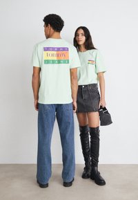 Tommy Jeans TJM REG SUMMER FLAG TEE EXT - T-shirt con stampa - opal green